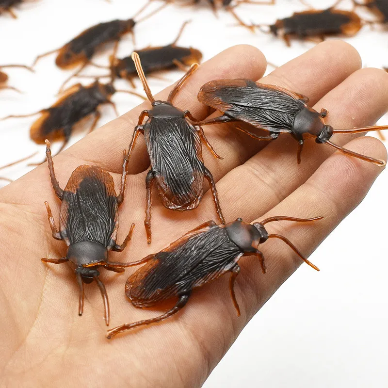 Prank Toys - 50/100 Stück Halloween-Gadget Plastik-Kakerlaken Scherzartikel Deko-Requisiten
