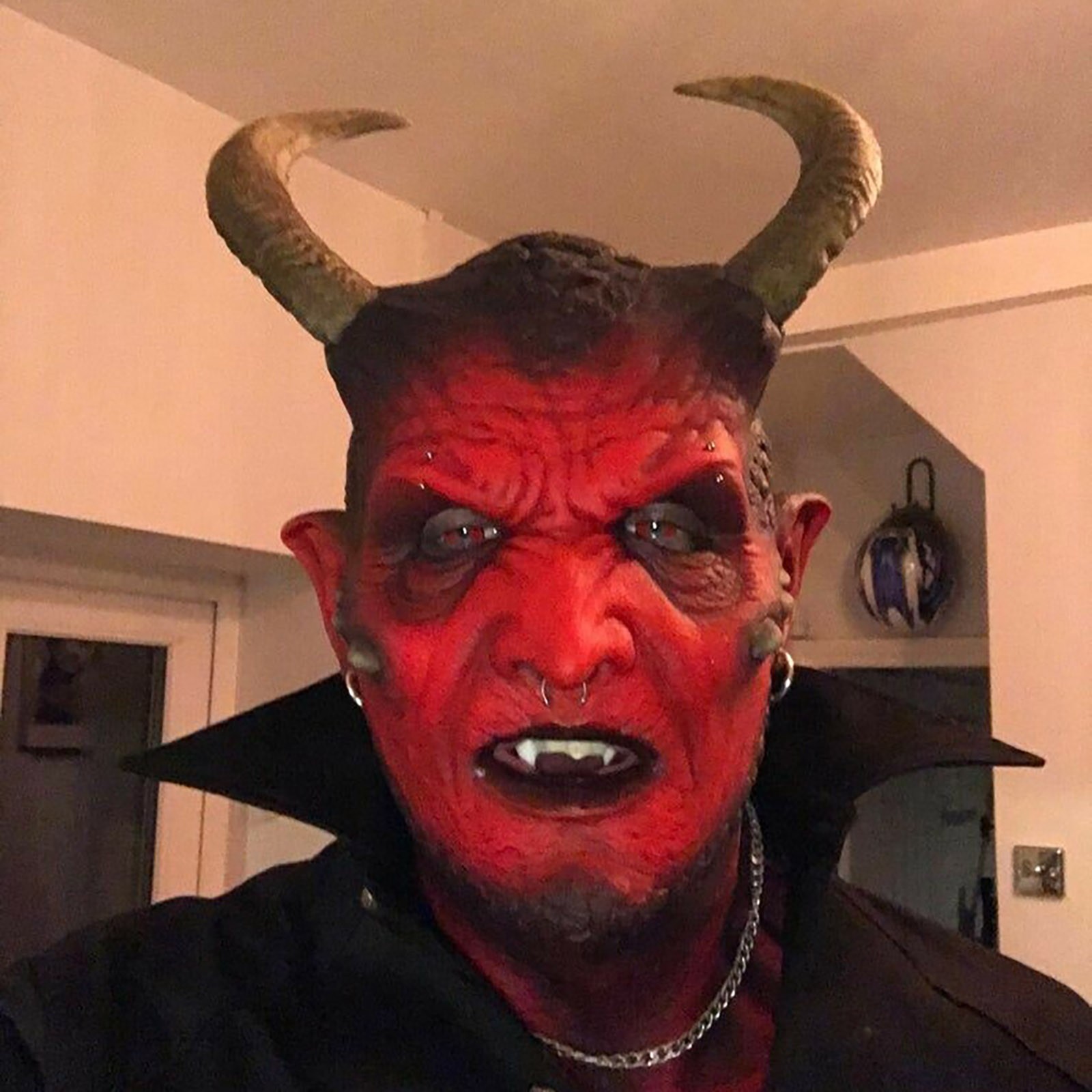Kari-Dämon Latex Maske Teufel  – Prank Toys Bewertung und Preis